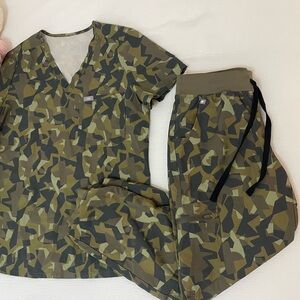 Figs Women’s Green Camo Print Technical Collection Top and Jogger Set Small